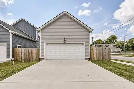 New Build 5 Min To Broadway Sleeps 10